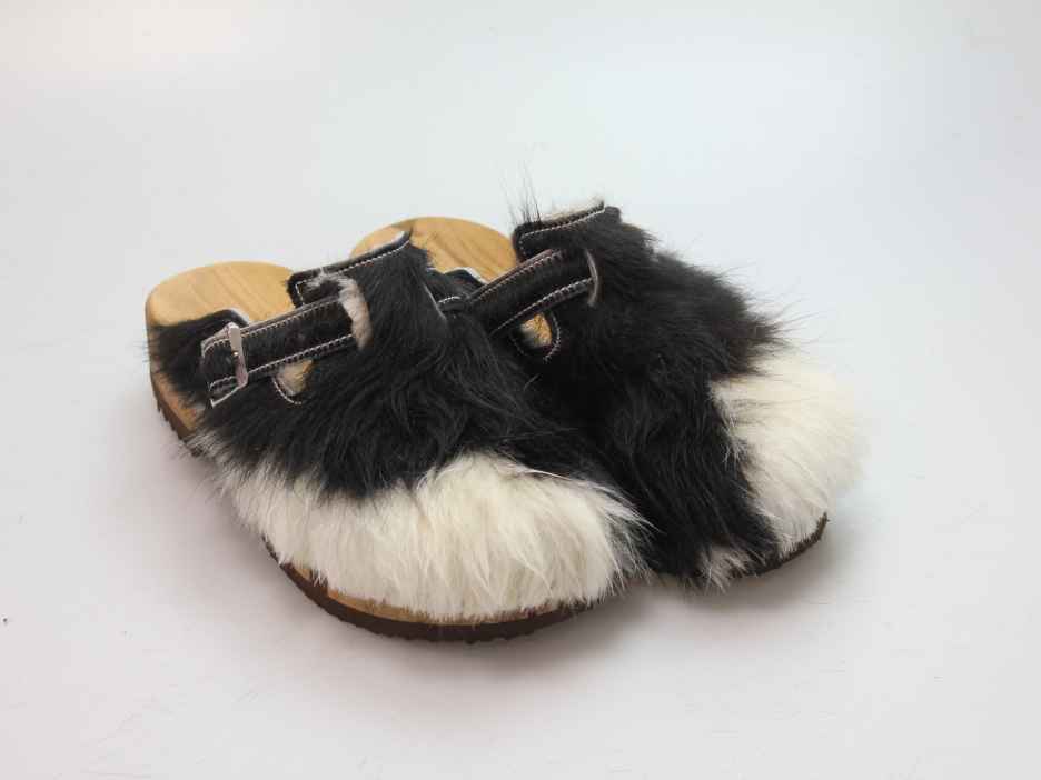 Bewegliche Clogs mit Absatz in Fell gefüttert