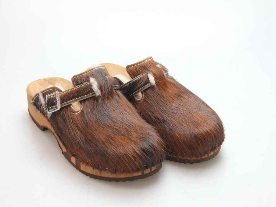 Bewegliche Clogs mit Absatz in Fell gefüttert
