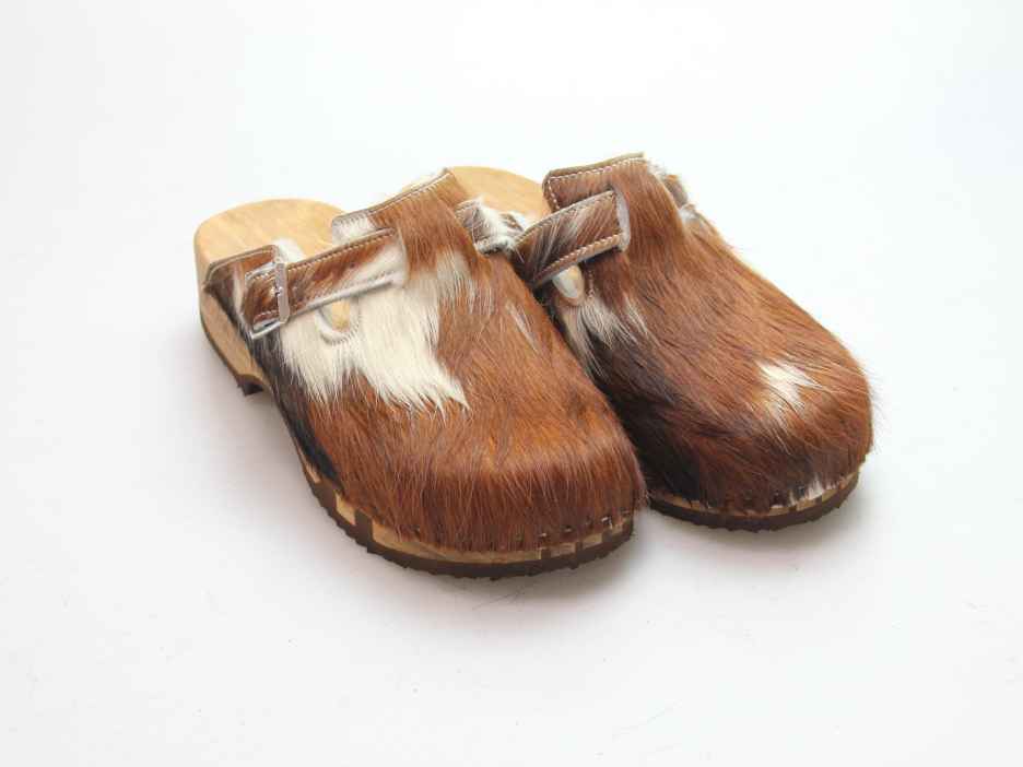 Bewegliche Clogs mit Absatz in Fell gefüttert