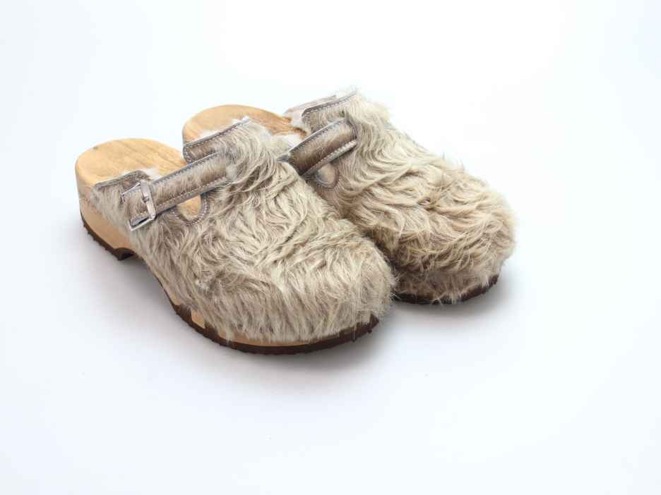 Bewegliche Clogs mit Absatz in Fell gefüttert