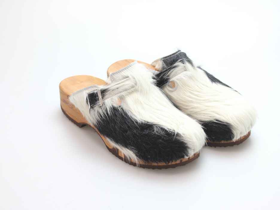 Bewegliche Clogs mit Absatz in Fell gefüttert