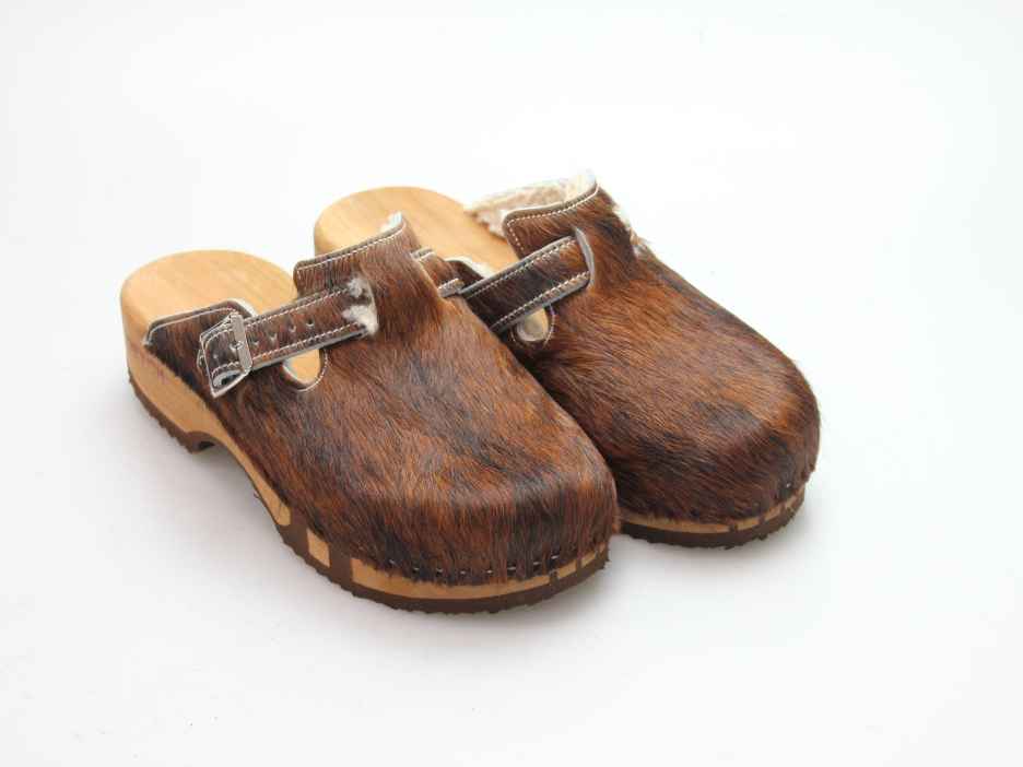 Bewegliche Clogs mit Absatz in Fell gefüttert