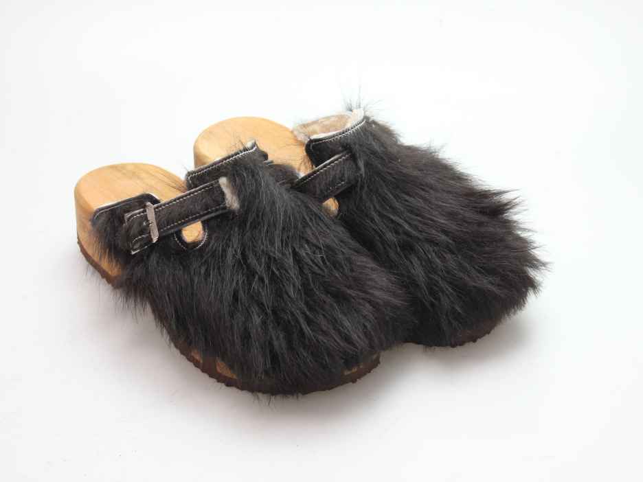 Bewegliche Clogs mit Absatz in Fell gefüttert