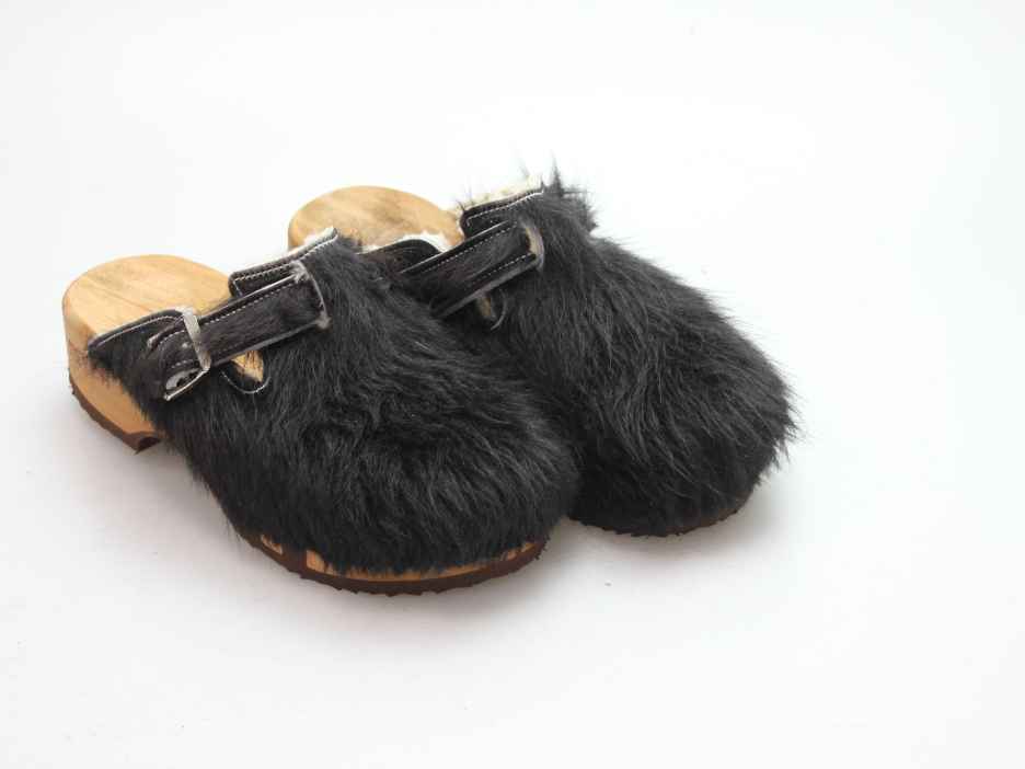 Bewegliche Clogs mit Absatz in Fell gefüttert