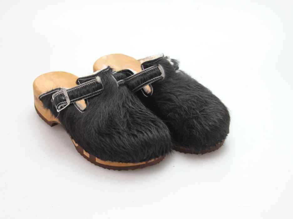 Bewegliche Clogs mit Absatz in Fell gefüttert