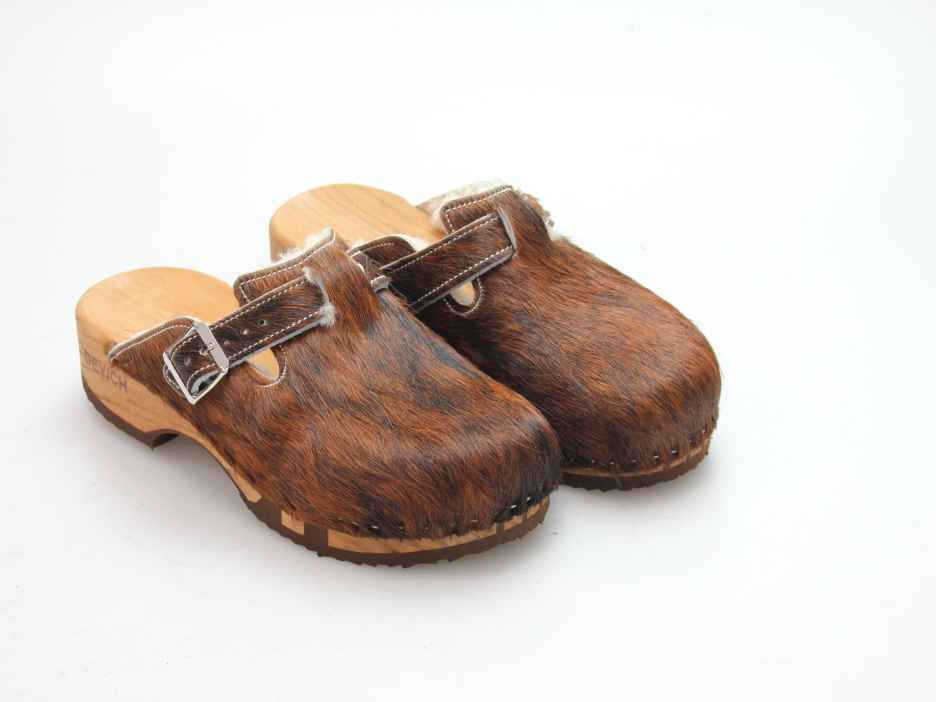Bewegliche Clogs mit Absatz in Fell gefüttert