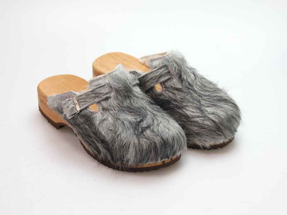 Bewegliche Clogs mit Absatz in Fell gefüttert