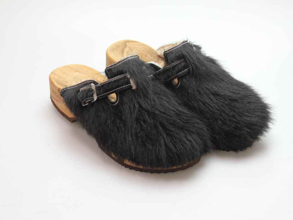 Bewegliche Clogs mit Absatz in Fell gefüttert