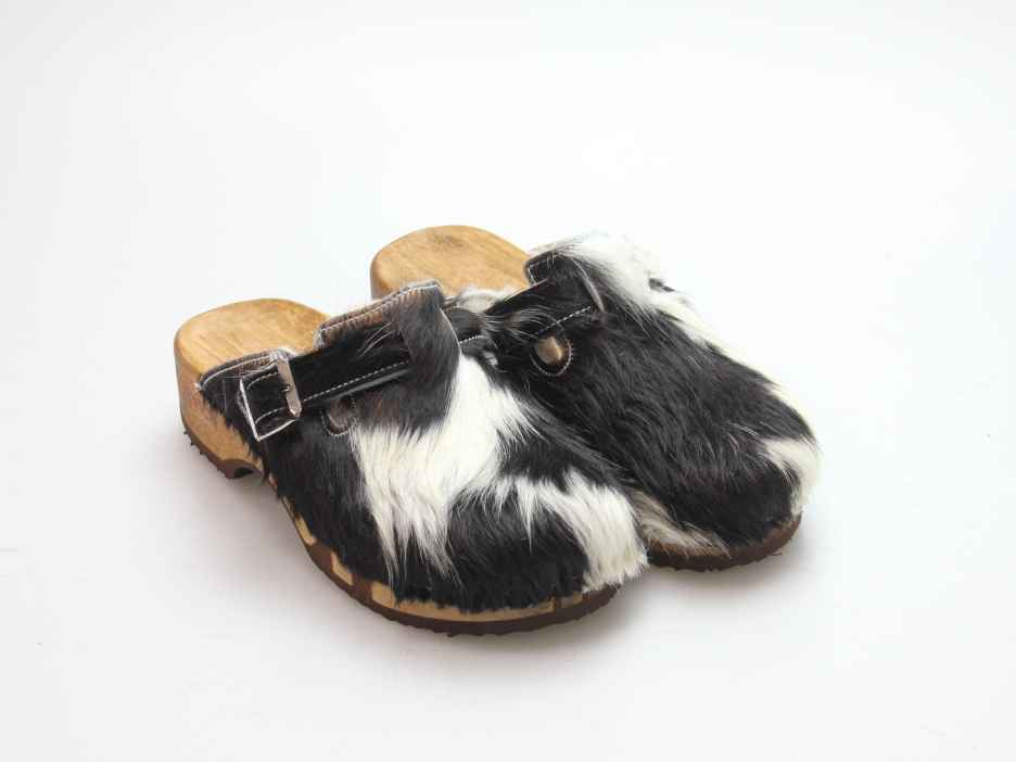 Bewegliche Clogs mit Absatz in Fell gefüttert