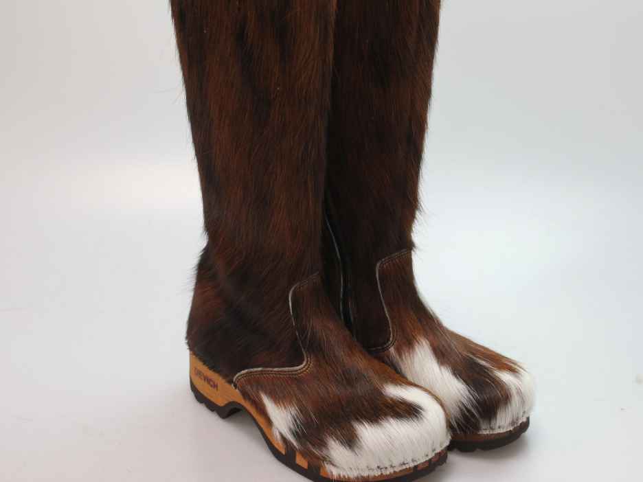 Hoher Stiefel mit Schaffellfutter